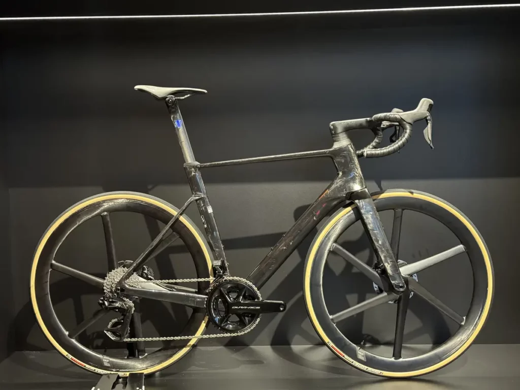 Factor Ostro VAM w malowaniu Tint over Chrome z pełnym osprzętem Dura Ace R9200 i kołami Bike Ahead Biturbo Aero. Opony Vittoria Corsa Graphene 2.0 idealnie dopełniają zestaw.