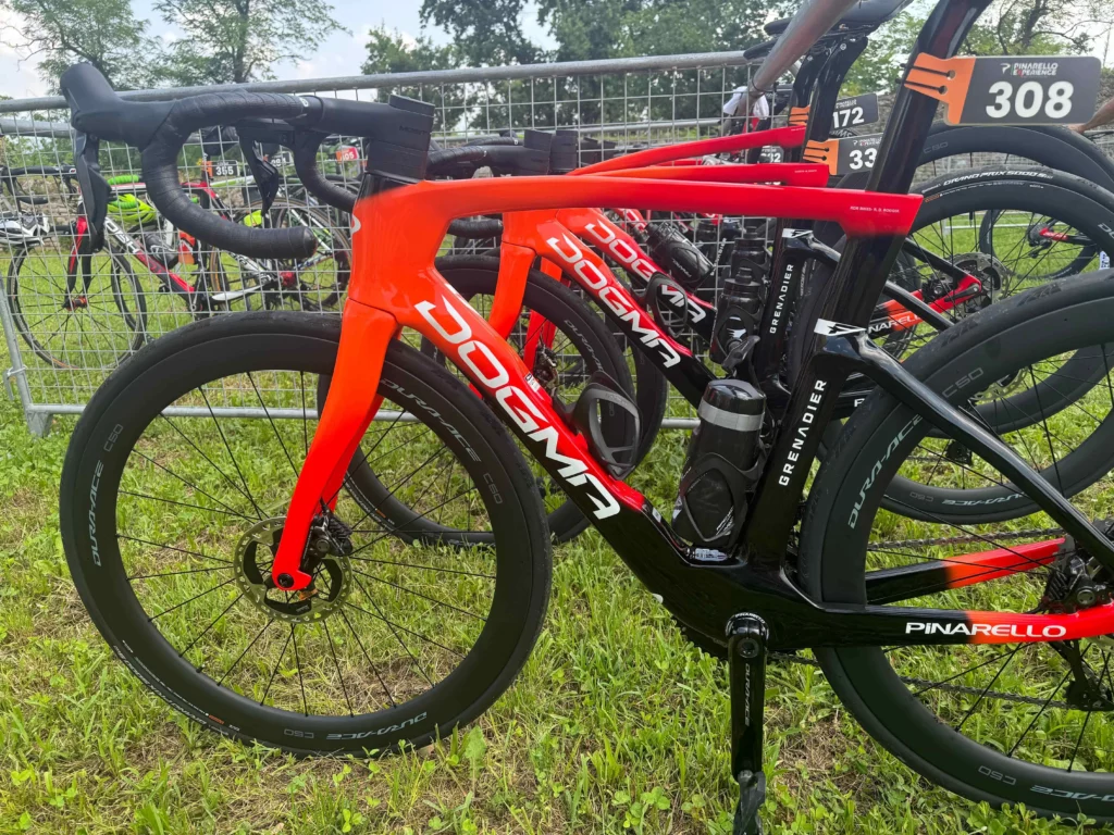 Nowa Dogma F podczas testów w charakterystycznym kolorze Team Ineos, wyposażona w koła Dura-Ace C50 i kompletną grupę napędową Shimano Dura-Ace Di2. To doskonałe połączenie innowacyjnej technologii i najwyższej klasy wydajności – rower stworzony z myślą o zwycięstwach.