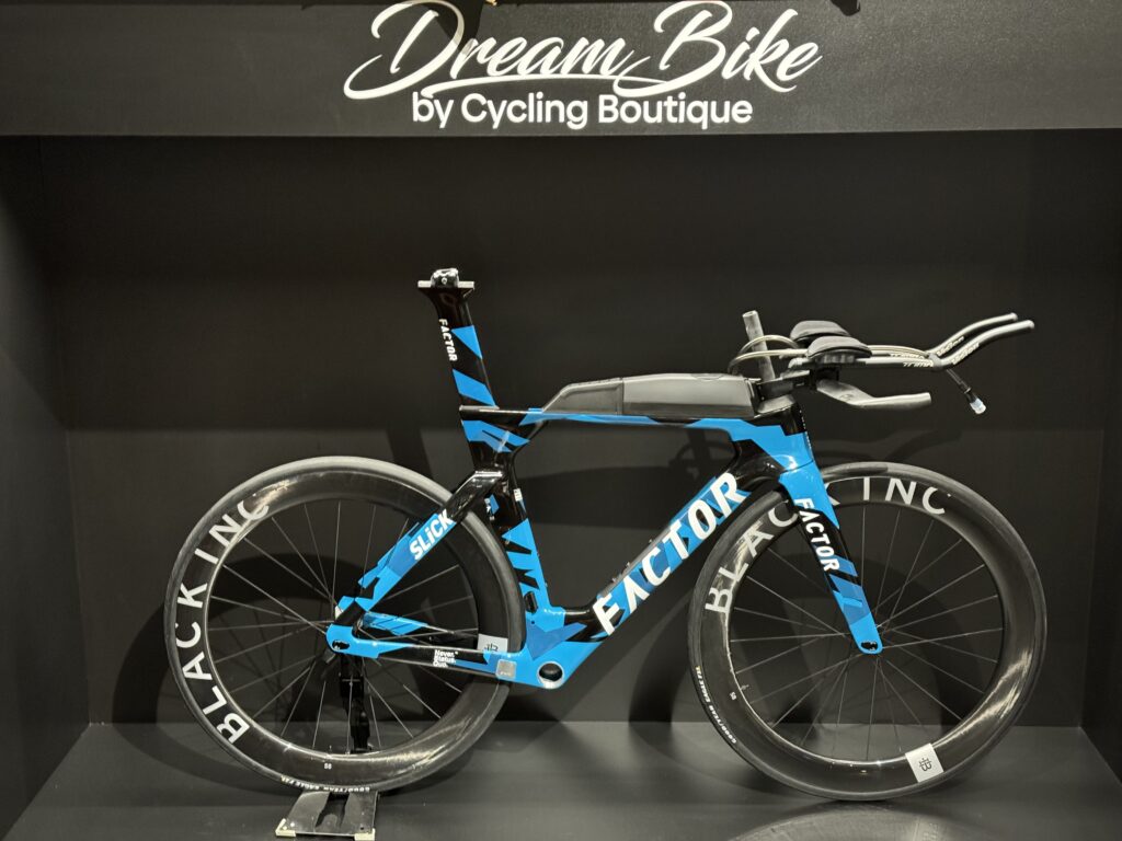 Factor SLiCK – Rolling Chassis w Cycling Boutique. 
Dostępny w kolorze Gloss Blue i rozmiarze 54. Stwórz swój wymarzony rower w naszym salonie – skonfiguruj go dokładnie tak, jak chcesz!