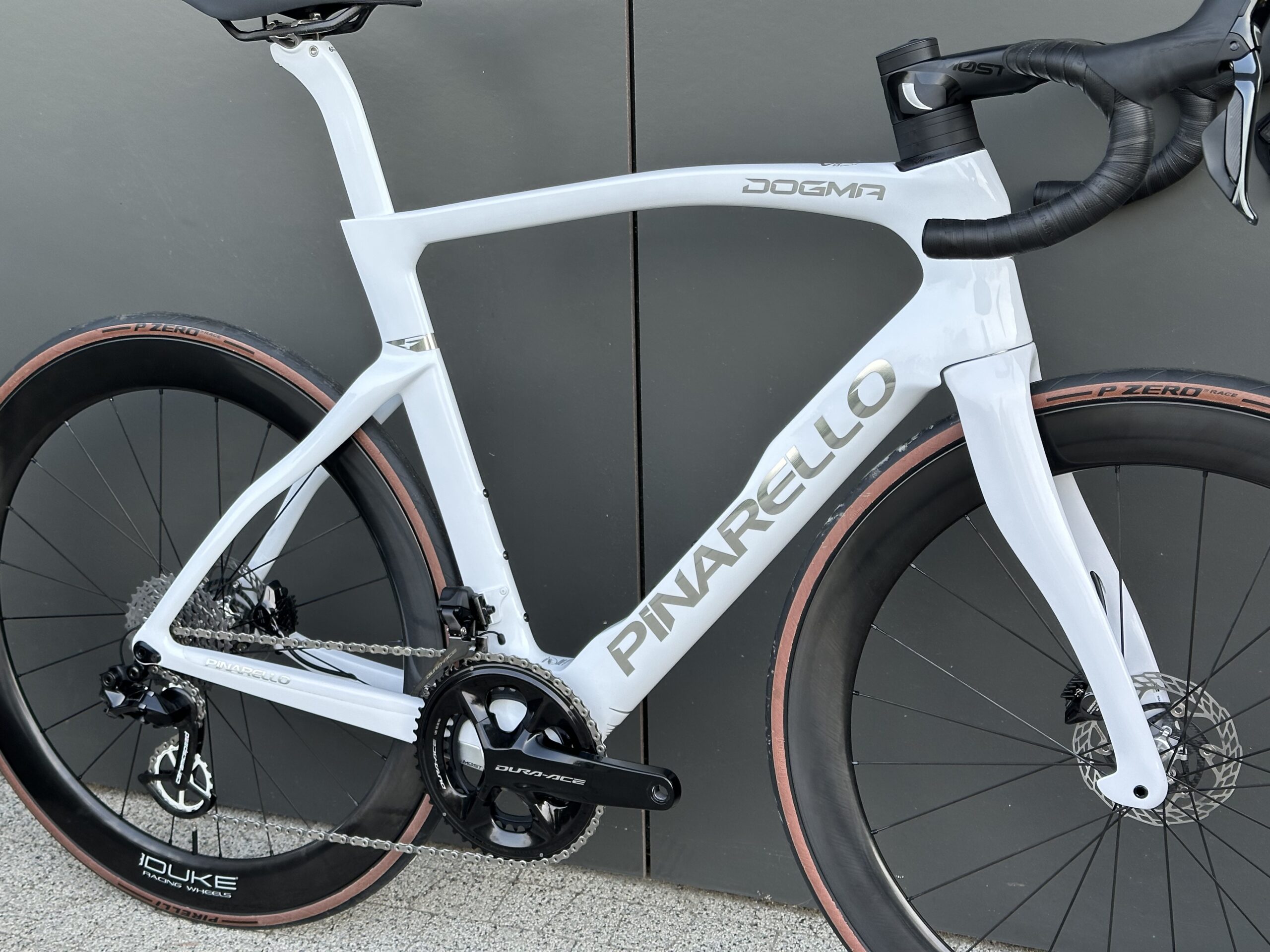 PINARELLO DOGMA F CRYSTAL WHITE 575 DURA ACE DUKE EXTRALITE - obrazek 2