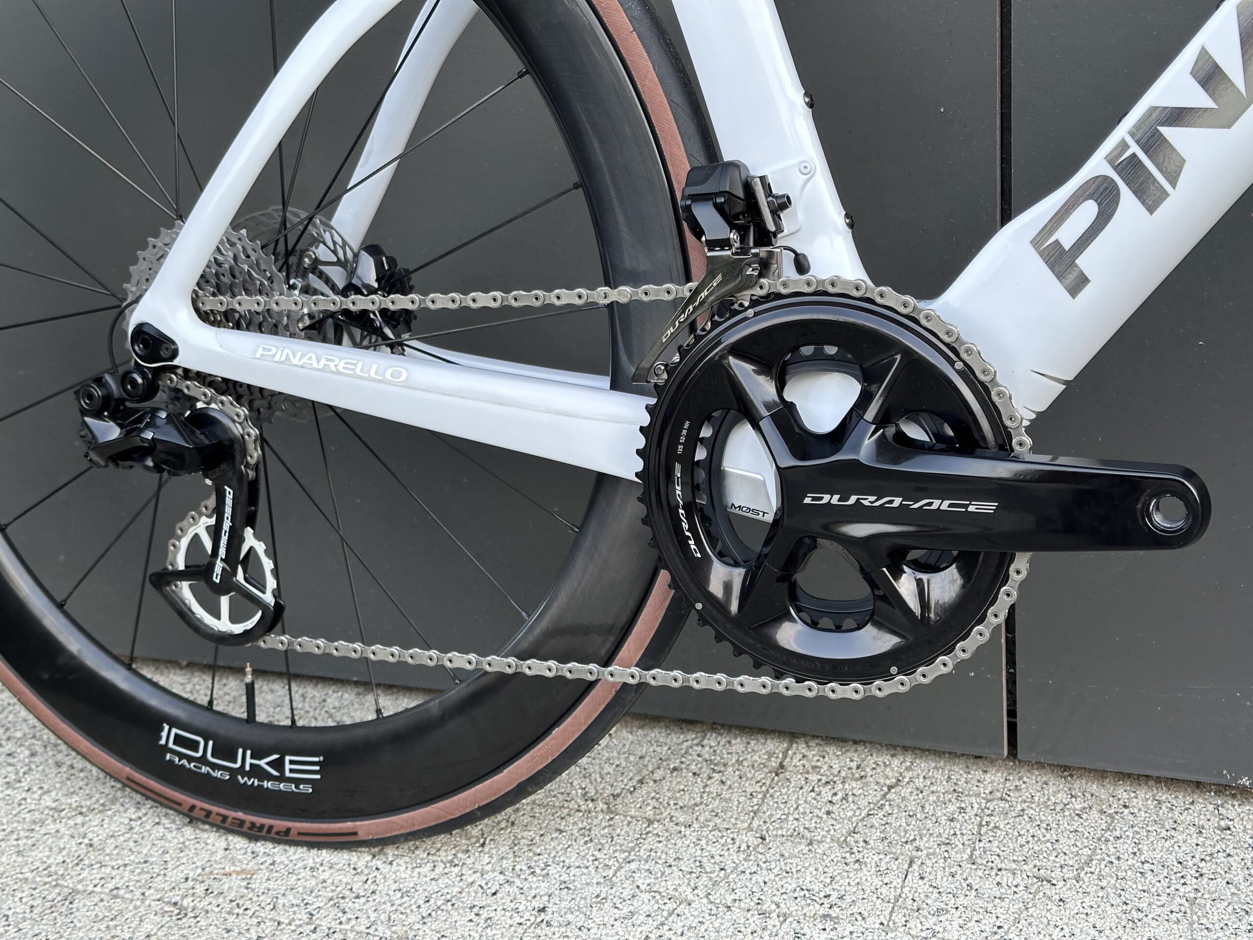 PINARELLO DOGMA F CRYSTAL WHITE 575 DURA ACE DUKE EXTRALITE - obrazek 6