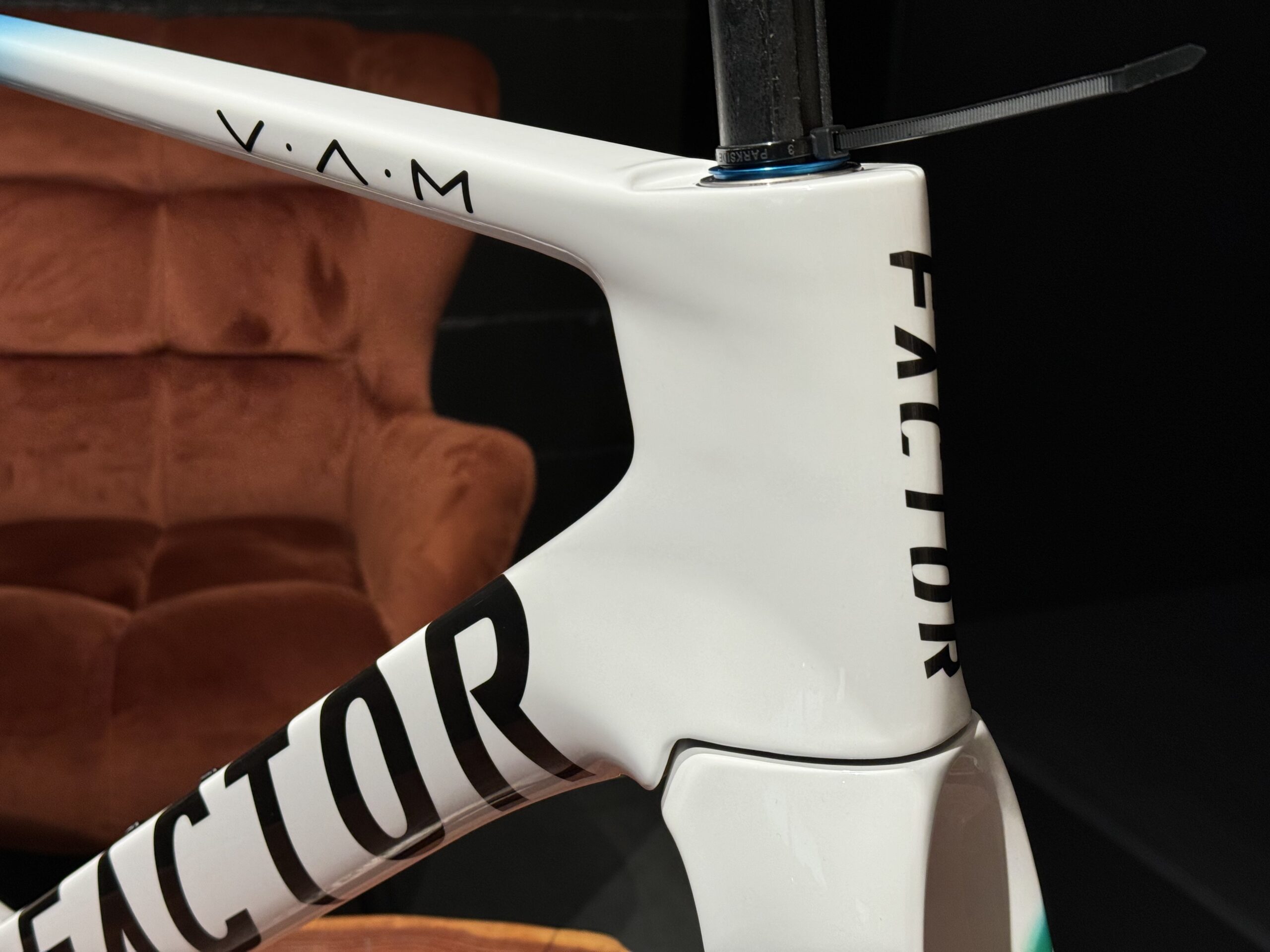 Factor Ostro VAM V2 Paris 1900 - Rama Carbon - obrazek 3