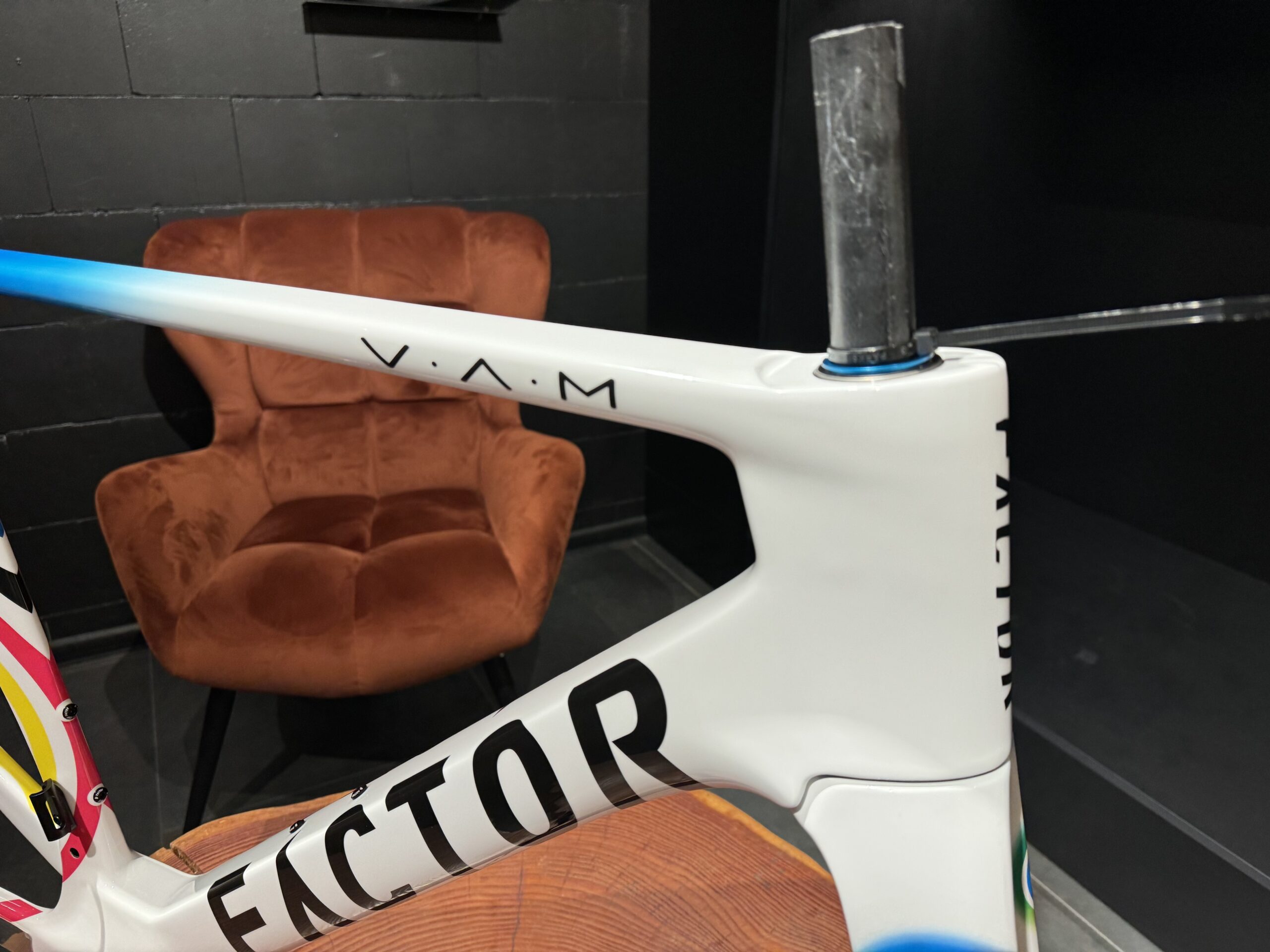 Factor Ostro VAM V2 Paris 1900 - Rama Carbon - obrazek 2