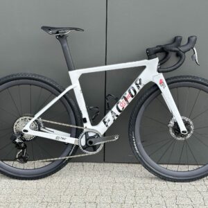FACTOR OSTRO GRAVEL WHITE / GRUNGE BLACK INC / SRAM RED