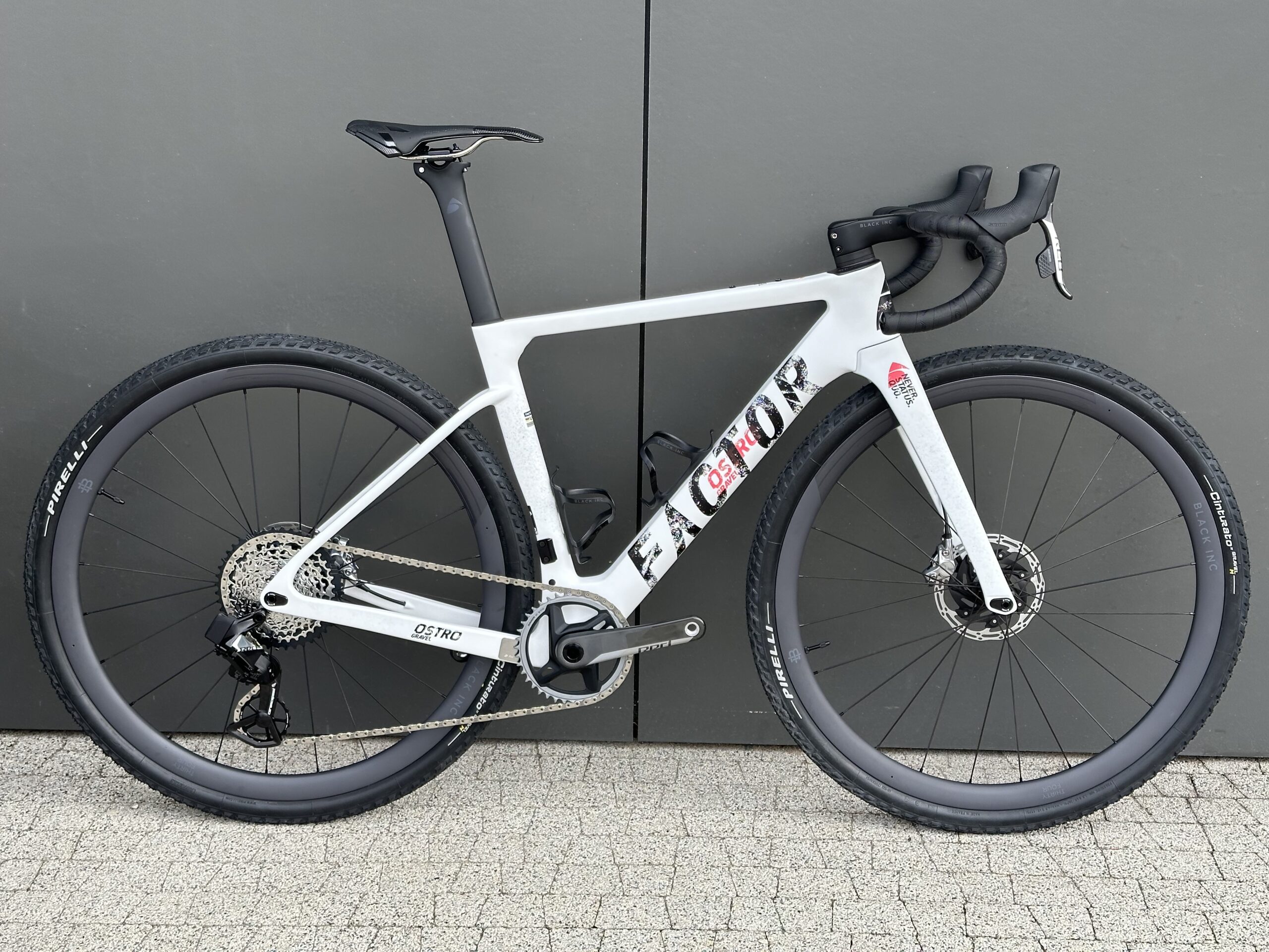 FACTOR OSTRO GRAVEL WHITE / GRUNGE BLACK INC / SRAM RED