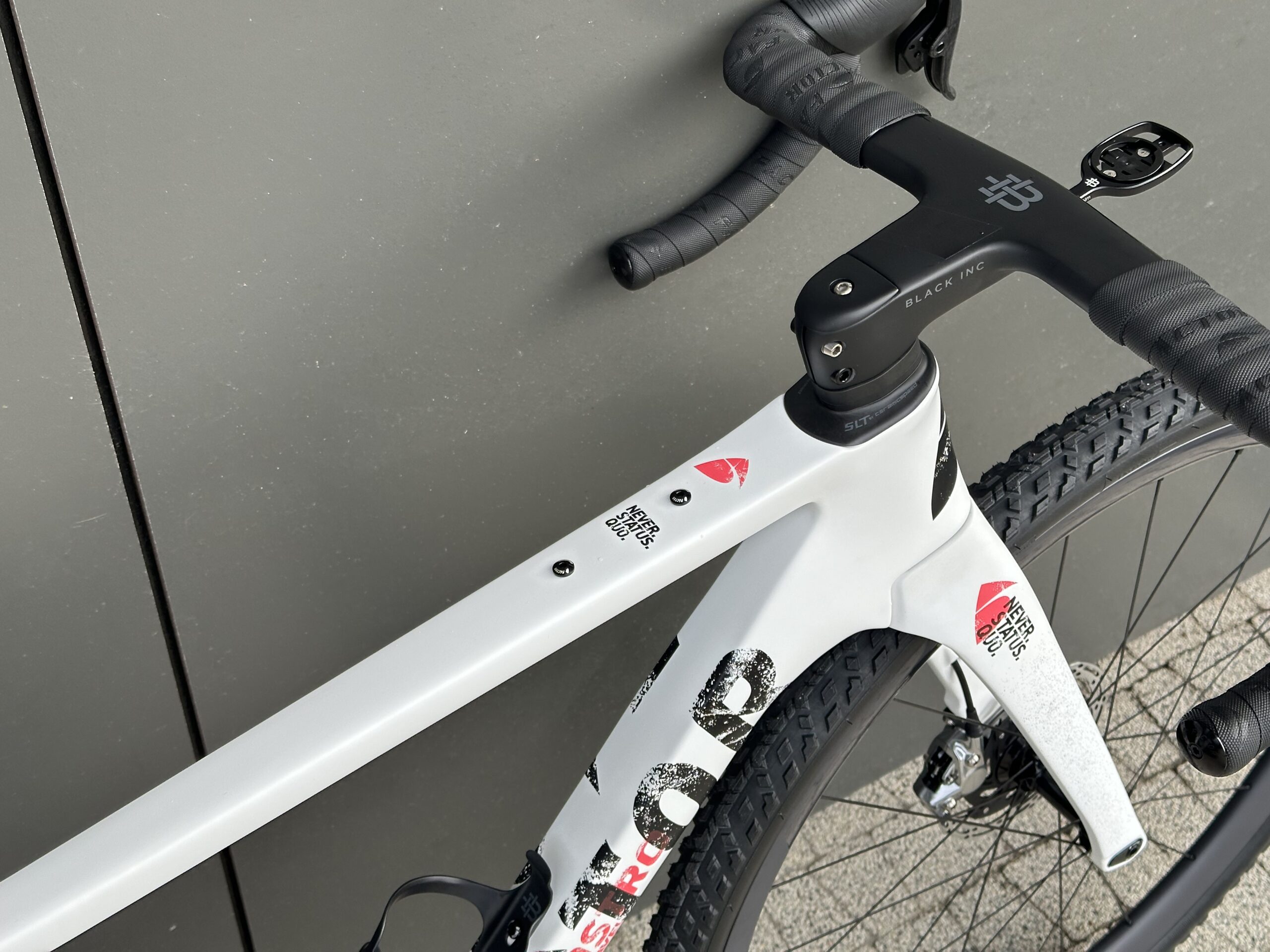 FACTOR OSTRO GRAVEL WHITE / GRUNGE BLACK INC / SRAM RED - obrazek 7