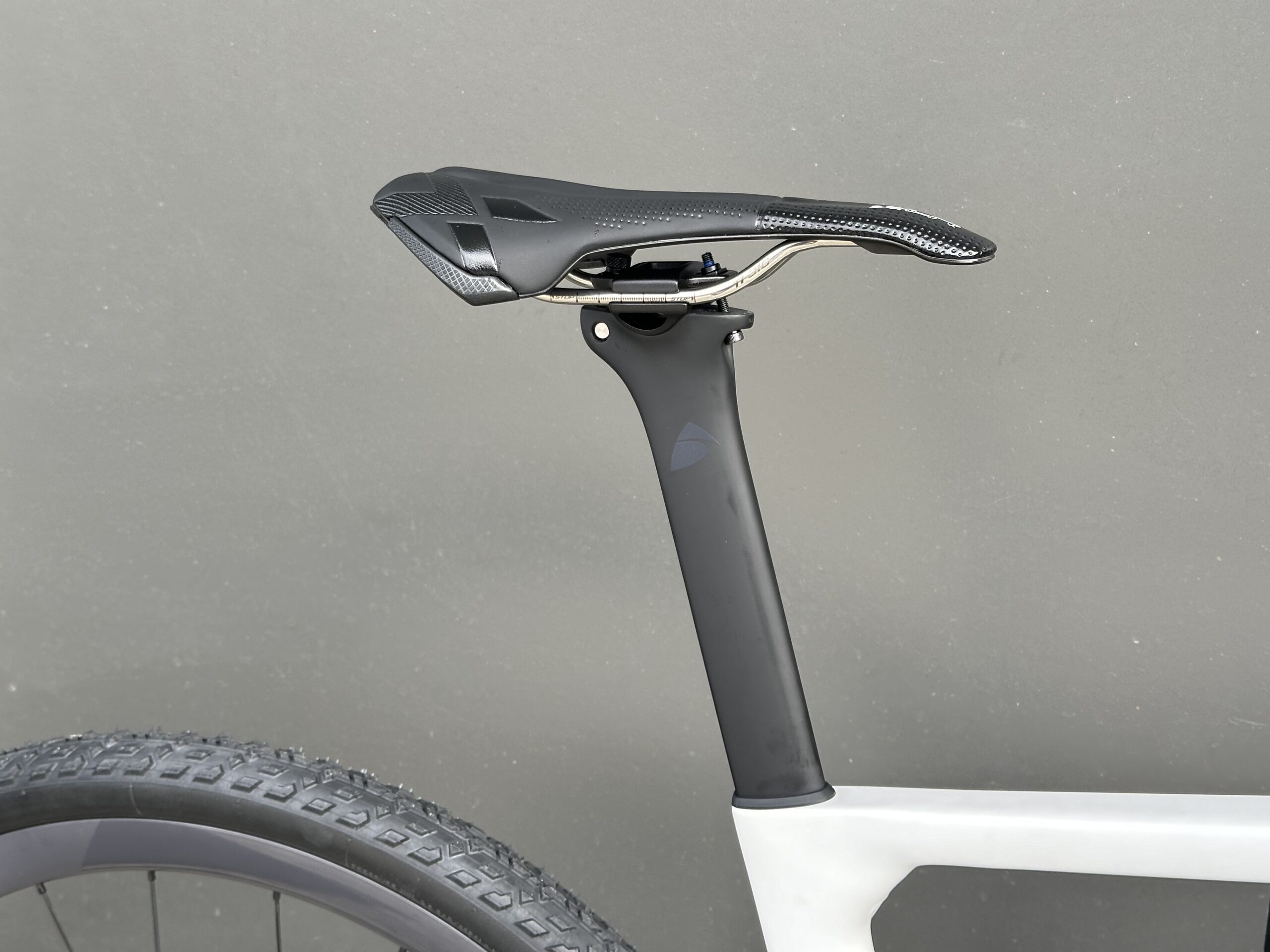 FACTOR OSTRO GRAVEL WHITE / GRUNGE BLACK INC / SRAM RED - obrazek 6