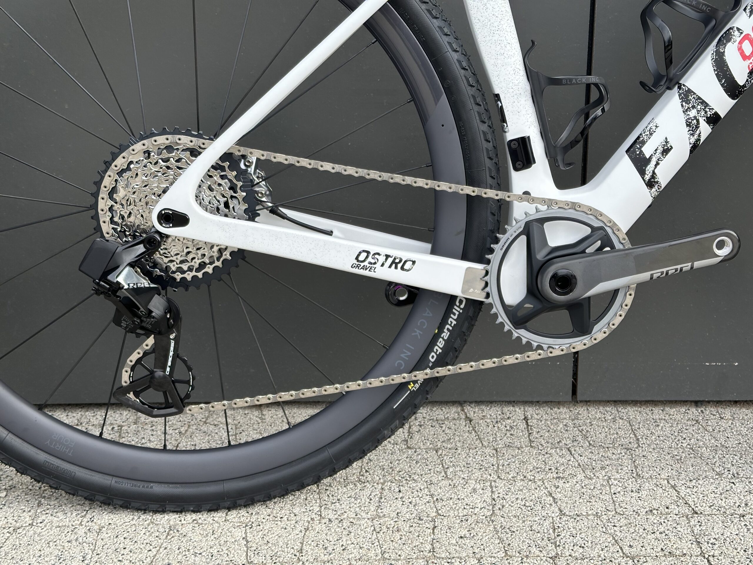 FACTOR OSTRO GRAVEL WHITE / GRUNGE BLACK INC / SRAM RED - obrazek 5