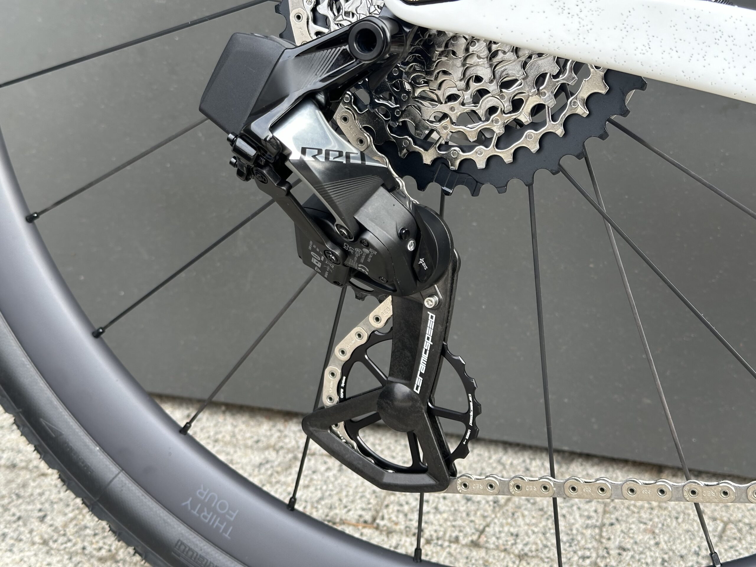 FACTOR OSTRO GRAVEL WHITE / GRUNGE BLACK INC / SRAM RED - obrazek 4