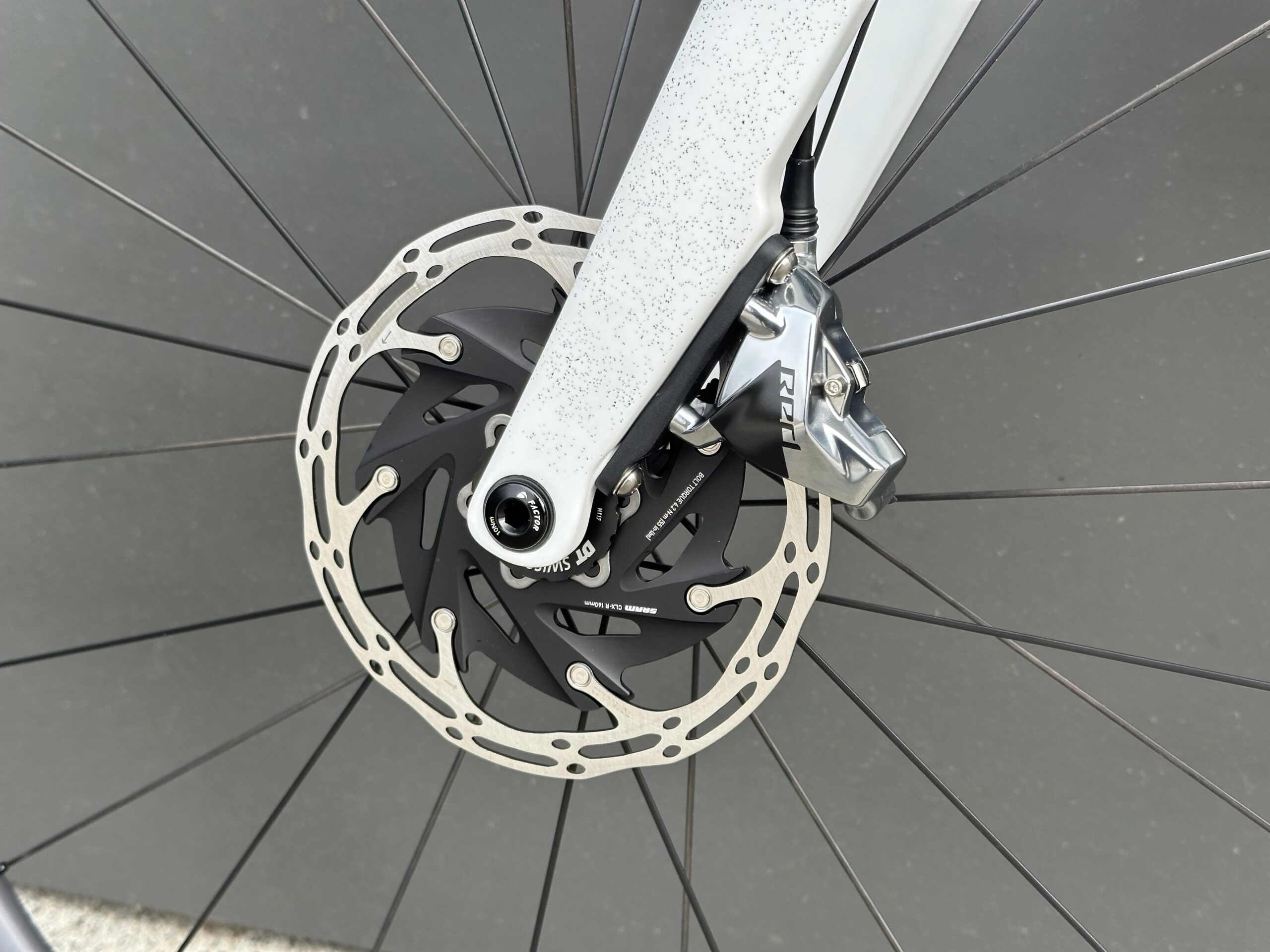 FACTOR OSTRO GRAVEL WHITE / GRUNGE BLACK INC / SRAM RED - obrazek 2