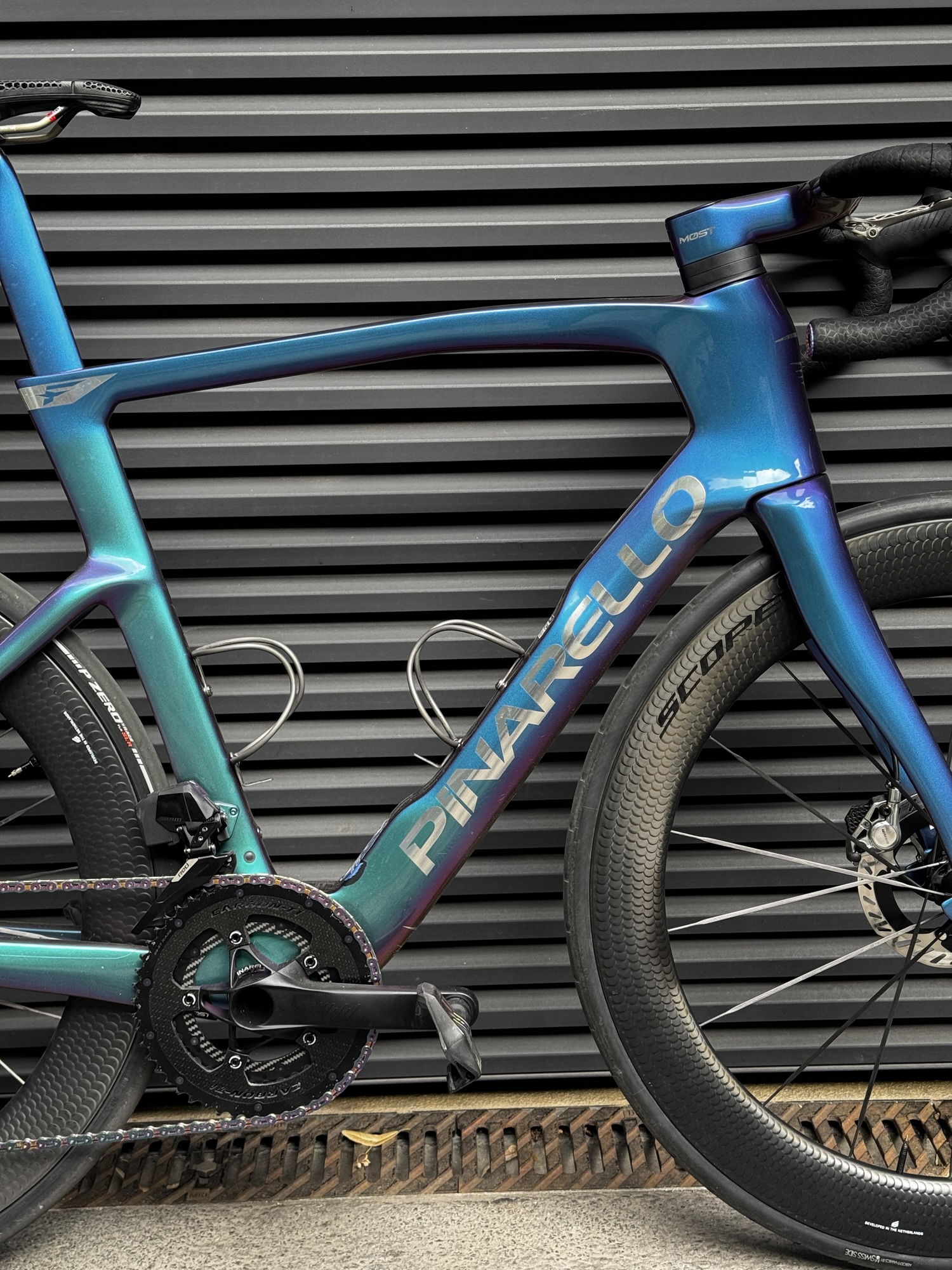 Pinarello DOGMA F MyWay Borealis – SRAM RED AXS E1, THM, Scope Artech 6