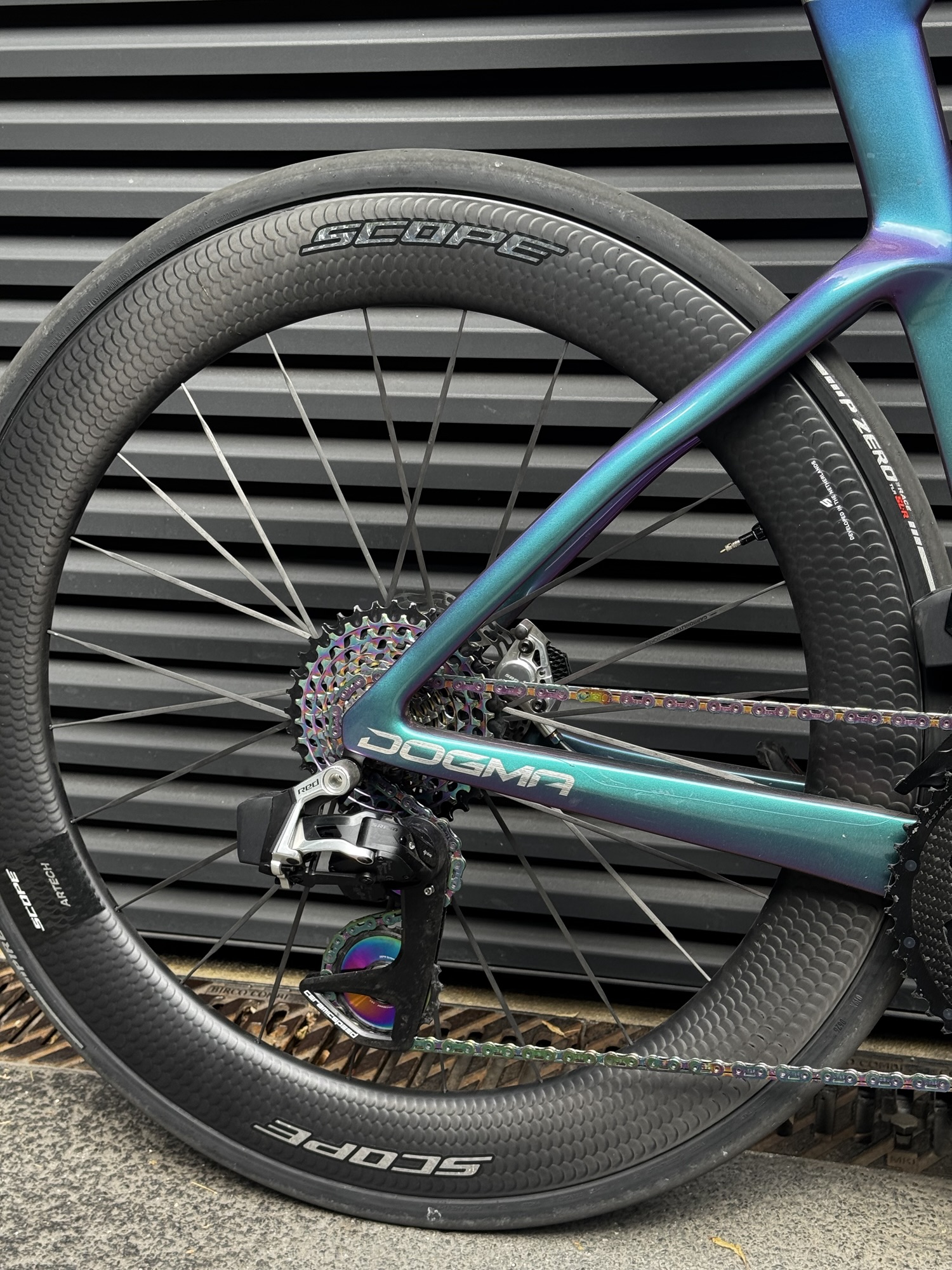 Pinarello Dogma F SRAM RED AXS E1 Rainbow SRAM RED AXS E1, THM, Scope Artech 6