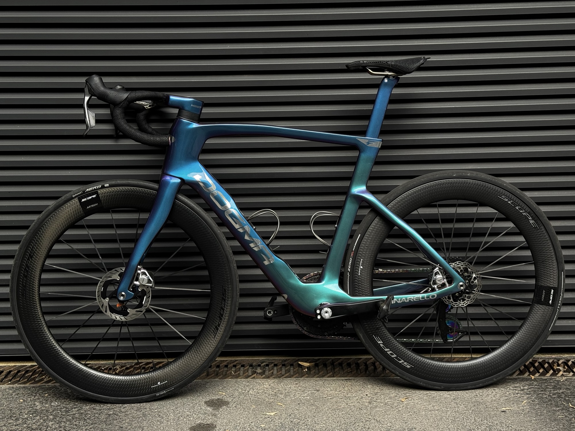 Pinarello Dogma F z kołami Scope Artech 6